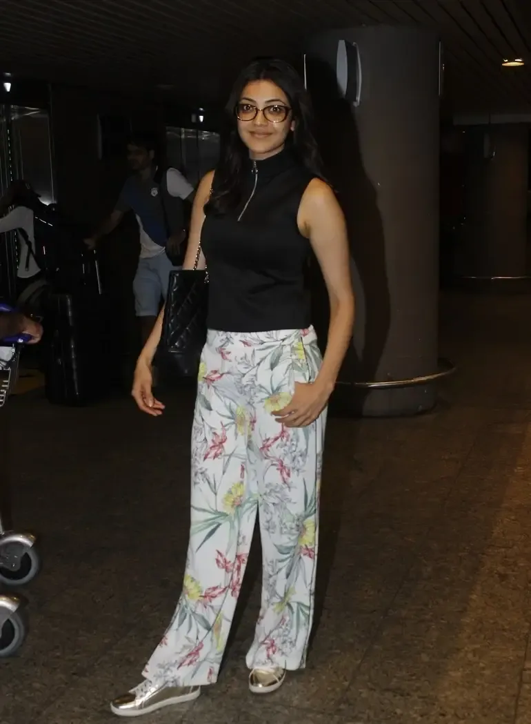 KAJAL AGARWAL WITHOUT MAKEUP FACE WITH GLASS AT AIRPORT 3